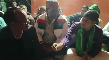 अमृतपुर: दहेलिया गांव में उप जिला अधिकारी व क्षेत्राधिकारी किसानों की समस्याओं को सुनने पहुंचे, किसानों ने एक भी बात नहीं मानी