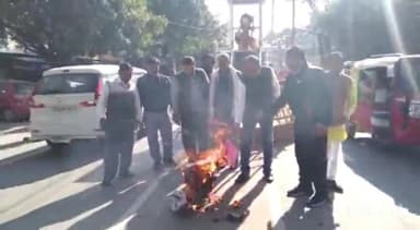 टूंडला: अंतर्राष्ट्रीय गौमाता सेवा महासंघ के पदाधिकारियों ने स्टेशन रोड भारत माता चौक पर फूंका स्वामी प्रसाद मौर्य का पुतला