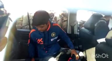 टूंडला: साउथ अफ्रीका में अंडर-19 महिला विश्व कप जीत कर वापस लौटी क्रिकेटर सोनम यादव का टूंडला टोल प्लाजा पर किया गया स्वागत