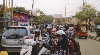 फैज़ाबाद: अयोध्या संभागीय परिवहन अधिकारी कार्यालय में दिव्यांग लोगों को निशुल्क बांटे गए हेलमेट