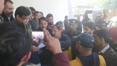 चरखी दादरी: पे ग्रेड बढ़वाने की मांग को लेकर लिपिकों ने रेस्ट हाउस में बीजेपी के प्रदेश अध्यक्ष ओपी धनखड को सौंपा मांग पत्र