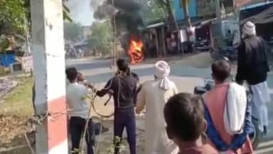सुल्तानपुर: कुड़वार थाना क्षेत्र के शनि मैकेनिक की दुकान के पास खड़ी बाइक में अज्ञात कारणों से लगी आग, पुलिस जांच पड़ताल में जुटी