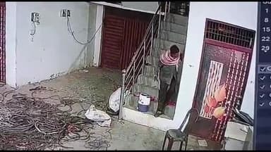 धनौरा: गजरौला के जलाल नगर में स्थित ललिता देवी मंदिर के पास घर में चोरी की घटना का वीडियो सीसीटीवी कैमरे में कैद