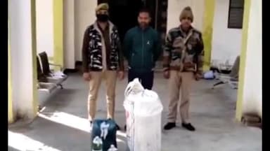 धनौरा: मंडी धनौरा के गाँव रमपुरा खादर में मुखबिर की सूचना पर पुलिस ने की छापेमारी, 120 लीटर कच्ची शराब के साथ एक को पकड़ा