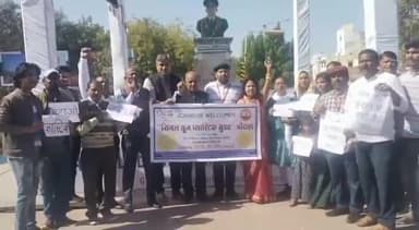 जोधपुर: पावटा चौराहे पर सर्वजन हिताय विकास सेवा संस्थान की ओर से आमजन को प्लास्टिक का उपयोग नहीं करने की दिलाई गई शपथ