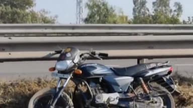 करनाल: NH ताऊ देवीलाल चौक वाले फ्लाईओवर पर पुलिस को मिली दुर्घटनाग्रस्त मोटरसाइकिल