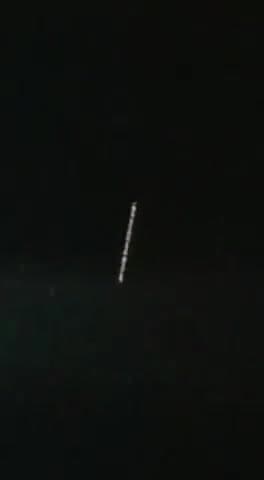 आसमान में खगोलीय घटना नजर आई कोई चमकीली चीज दिखी आसमान में रोड के जैसी थी उपरोक्त वस्तु लोगों ने मोबाइल में किया कैद