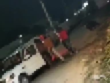 गोंडा: मेवतियान मोहल्ले मे नशे में धुत स्कार्पियो सवार युवक ने नग्न होकर काटा हंगामा, कई गाड़ियों को मारी टक्कर।