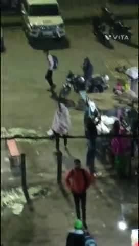 गया रेलवे स्टेशन के सामने चोर को पिटाई
@gayatak @bodhgayalocal.dev @bodhgaya