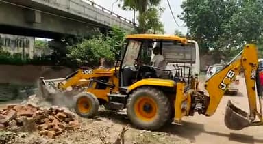 फैज़ाबाद: हाजीपुर में प्रशासन का चला बुलडोजर, अवैध कब्जे से मुक्त कराई गई प्राथमिक विद्यालय की भूमि