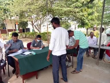 ಲಕ್ಷ್ಮೇಶ್ವರ: ಕುಂದ್ರಳ್ಳಿ ತಾಂಡಾದಲ್ಲಿ ಹೊಸ ಕಂದಾಯ ಗ್ರಾಮ ಆಕ್ಷೇಪಣೆ ಪರಿಶೀಲಿಸಿದ ಜಿಲ್ಲಾ ಉಪವಿಭಾಗಾಧಿಕಾರಿಗಳು