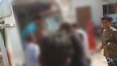 घुवारा: भगवां के समीप अज्ञात वाहन की टक्कर से बाइक चालक हुआ घायल, जिला अस्पताल किया गया रेफर