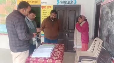 महसी: रामगांव क्षेत्र के परिषदीय विद्यालय का बेसिक शिक्षा अधिकारी ने किया औचक निरीक्षण शिक्षकों में मची हड़कंप।