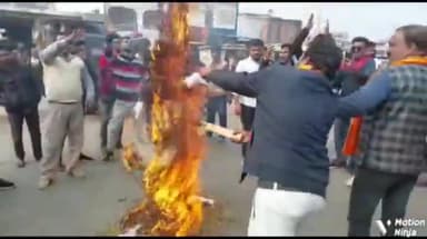 रामचरितमानस पर अभद्र टिप्पणी करने वाले उनकी प्रतियां जलाने पर स्वामी प्रसाद मौर्य का फूंका गया पुतला जताया विरोध प्रदर्