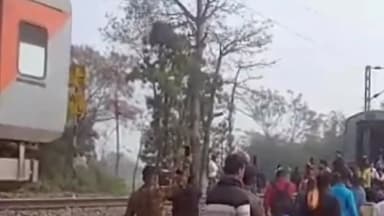 बेतिया: मरनवा रेलवे गुमटी के समीप ट्रेन दो भागों में बंटने पर अन्य ट्रेनों का परिचालन हुआ बाधित