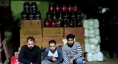 मेरठ: लिसाड़ी गेट थाना पुलिस ने मुखबिर की सूचना पर इस्लामाबाद के एक मकान में बन रहे अवैध प्रोटीन के साथ तीन को किया गिरफ़्तार