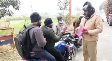 इकौना: चौकी प्रभारी रमवापुर ने वाहन चेकिंग कर चालकों को पुष्प भेंट कर सुरक्षित यातायात नियमों का पालन करने के लिए किया जागरूक