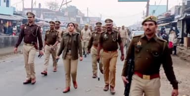 इकौना: एसपी प्राची सिंह ने कस्बा सोनवा व लक्ष्मननगर में भ्रमण कर सुरक्षा व्यवस्था का जायजा लेकर आमजन को दिलाया सुरक्षा का भरोसा