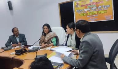 रायबरेली: बचत भवन में जिलाधिकारी ने बेटी बचाओ-बेटी पढ़ाओ की टास्क फोर्स को लेकर अधिकारियों के साथ की बैठक आयोजित