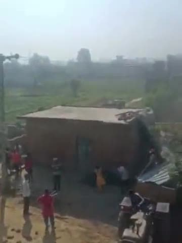 धनौरा: शेरपुर चुंगी में धोखाधड़ी से कराया गया बैनामा, कब्जे का विरोध करने पर लाठी-डंडों से कई जनों को पीटने का वीडियो हुआ वायरल