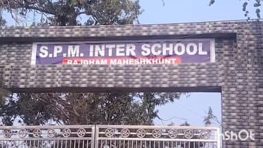 गोगरी: SPM इंटर स्कूल में परीक्षा देने आई 2 छात्राएँ हुईं बेहोश, गोगरी रेफरल अस्पताल के डॉक्टर दिवाकर कुमार ने किया इलाज