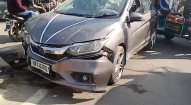 मेरठ: हापुड़ रोड पर नंबरदार पेट्रोल पंप के सामने बाइक को बचाने के प्रयास में डिवाइडर से टकराई कार, दंपति हुए गंभीर घायल
