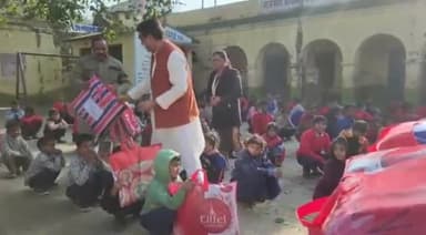 हरिद्वार: नगर कोतवाली के समीप राजकीय प्राथमिक विद्यालय में पूर्व विधायक संजय गुप्ता ने छोटे बच्चों को कंबल वितरित किए