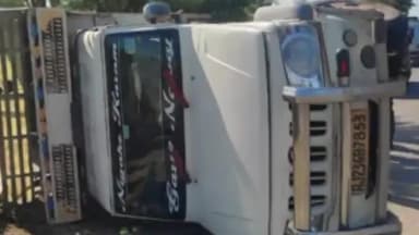 चौमूं: स्टेट हाइवे चौमू- चंदवाजी पर टोल प्लाजा के पास ओवरलोड पिकअप टायर फटने से अनियंत्रित होकर पलटी, ड्राइवर हुआ गंभीर घायल