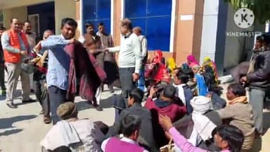 मैनपुरी: अपर जिलाधिकारी ने मैनपुरी कलेक्ट्रेट सभागार के बाहर दिव्यांग जनों को कंबल किए वितरित