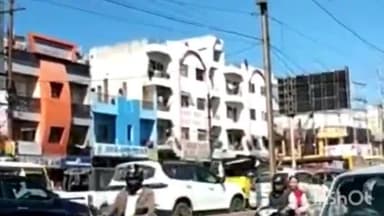 हुज़ूर: कोलार में 4 मंजिला इमारत की छत पर चढ़ा स्कूली छात्र, पुलिस कर्मियों को अपनी ओर आता देख छत से कूदा