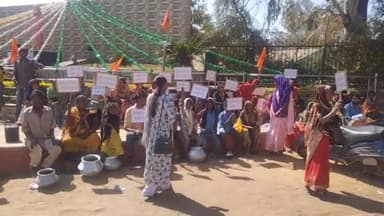 अंबिकापुर: गंगापुर मुक्ति धाम में सड़क और पानी की मांग कर स्थानीय लोगों ने घड़ी चौक पर किया प्रदर्शन