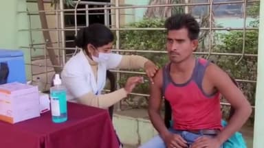 दमोह: स्वास्थ्य विभाग द्वारा कलेक्टर कार्यालय परिसर में कोरोना से बचाव के लिए वैक्सीन की लगाई गई डोज