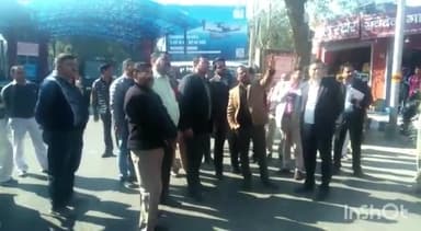 आगरा: फूल सय्यद चौराहे पर मंडलायुक्त व जिलाधिकारी ने जी-20 समिट की तैयारियों का किया निरीक्षण