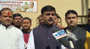 टीकमगढ़: मुख्यमंत्री तीर्थ दर्शन योजना के तहत जिले से शिर्डी जा रहे तीर्थयात्रियों की ट्रेन को विधायक ने हरी झंडी दिखाई