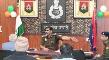 फैज़ाबाद: एसएसपी अयोध्या ने पुलिस लाइन स्थित एसएसपी कार्यालय में समस्या लेकर आई जनता की समस्याएं सुनी