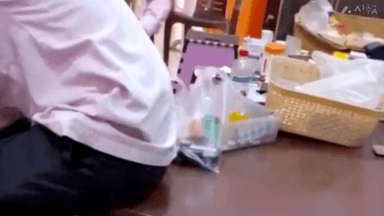 सिंगरौली: नौगई के चमेली मोड पर स्थित एक क्लीनिक पर युवक द्वारा लगाया जा रहा बच्चे को इंजेक्शन, सीएमएचओ ने दिए जांच के आदेश