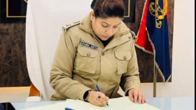 मुरादाबाद: पुलिस अधीक्षक रेलवे ने जीआरपी लाइन के आदेश कक्ष में कर्मचारियों का लिया OR, संबंधित को दिए आवश्यक दिशा निर्देश