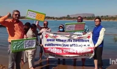 होशंगाबाद नगर: नर्मदा पुरम में अनिश्चितकालीन हड़ताल पर बैठे टेक्नीशियनों ने नर्मदा में किया दीपदान