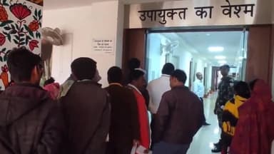 हज़ारीबाग: उपायुक्त कार्यालय में आयोजित जनता दरबार में दो दर्जन से अधिक मामलों के आवेदन आए सामने, DC ने दिए निस्तारण के निर्देश