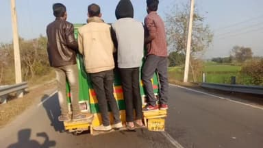 अमृतपुर: अमृतपुर तहसील क्षेत्र में खुलेआम डग्गामार वाहन कर रहे ओवरलोडिंग सवारियों की जान डाल रहे जोखिम में पुलिस प्रशासन मौन