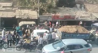 कोईलवर: चांदी चौक पर कार व ट्रेक्टर में जोरदार टक्कर,बाल बाल बचे कार में सवार लोग, देखने वालों की लगी रही भीड़