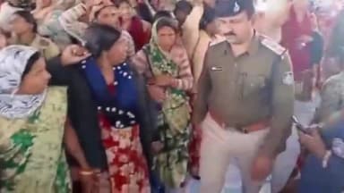 हुज़ूर: मानदेय में वृद्धि और कटौती के आदेश वापस लेने की मांग को लेकर आंगनबाड़ी कर्मियों ने नीलम पार्क में किया प्रदर्शन