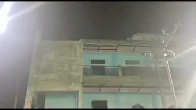 मुरादाबाद: स्टेशन रोड स्थित मुसाफिरखाना नगर निगम की टीम बुलडोजर लेकर पहुंची, टीम ने 1 हफ्ते में अतिक्रमण हटाने का अल्टीमेटम दिया