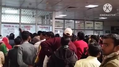 सैफई: सैफई विश्वविद्यालय में पंजीकरण के लिए आधार कार्ड संख्या व मोबाइल नंबर का उल्लेख अनिवार्य होने से ओपीडी में लगी बड़ी भीड़।