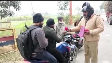 इकौना: रमवापुर में चौकी प्रभारी द्वारा यातायात नियमों का उल्लंघन कर रहे लोगों को फूल देकर किया गया जागरुक