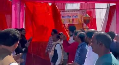 खुरई: खुरई के नेहरू स्टेडियम में मंत्री प्रतिनिधि लखन सिंह ने माननीय ट्रॉफी क्रिकेट टूर्नामेंट का किया शुभारंभ