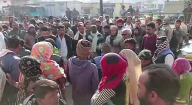 खुरई: खिमलासा में सूअरों को पकड़ने के दौरान बाल्मीकि समाज ने किया विरोध प्रदर्शन, पंचायत में लगाया ताला