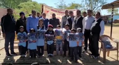 छोटीसादड़ी: भारत विकास परिषद शाखा छोटी सादड़ी द्वारा प्राथमिक विद्यालय सांडी खेड़ा में स्वेटर का किया गया वितरण