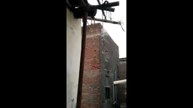 डग: कस्बे के पठारी मोहल्ले में बिजली के तारों से निकल रहा धुंआ, हादसे की आशंका से मोहल्लेवासी चिंतित