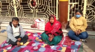 सिमरी बख्तियारपुर: हाई स्कूल रोड पर भूमि विवाद को लेकर पीड़ित ने बड़ी दुर्गा मंदिर परिसर में दूसरे दिन भी किया आमरण अनशन